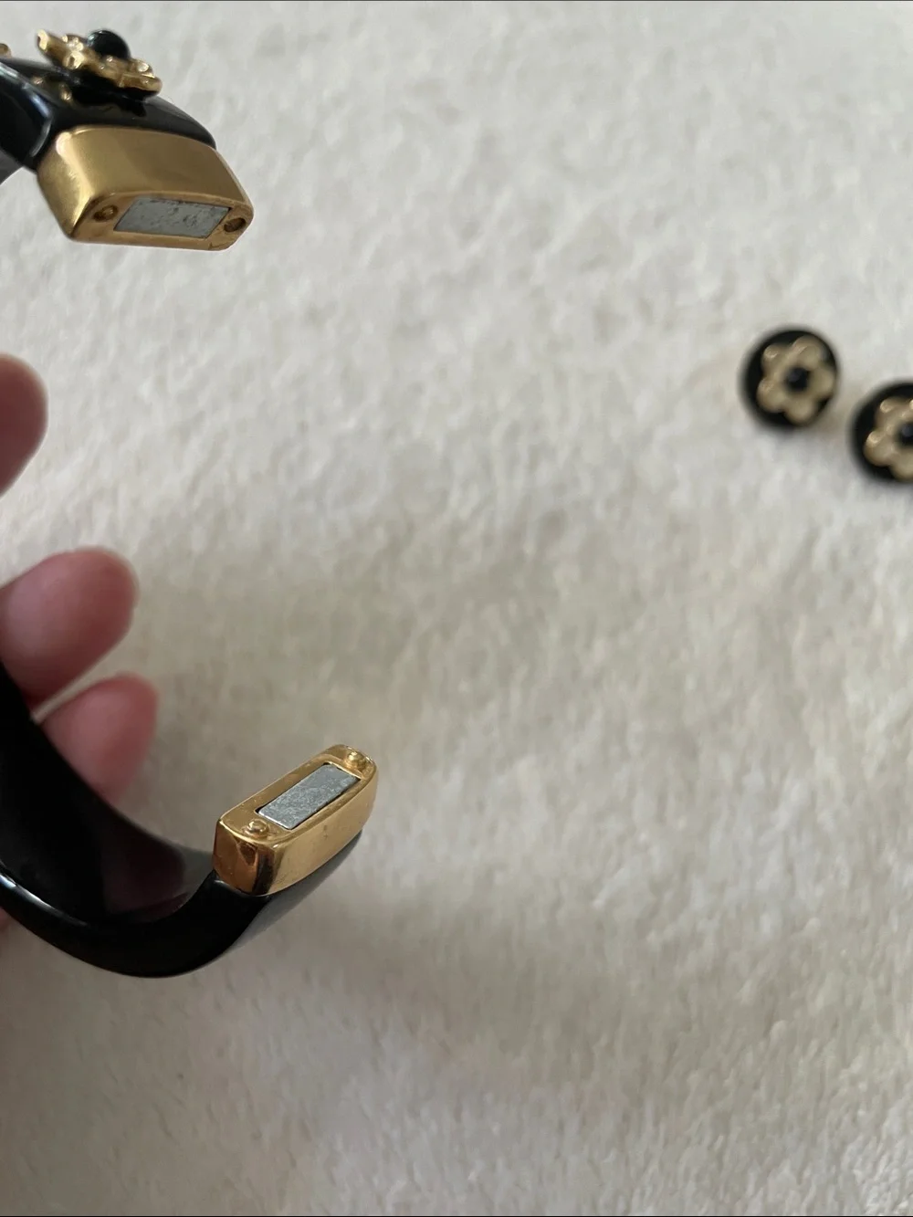 Kate Spade magnetic hinged daisy bracelet and matching earrings - Picture 3 of 9